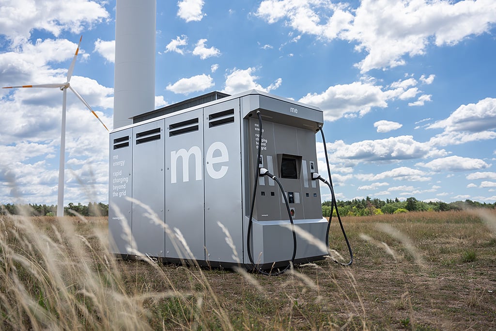Erneuerbare_Energien_Windrad_und_Rapid_Charger_c_me_energy