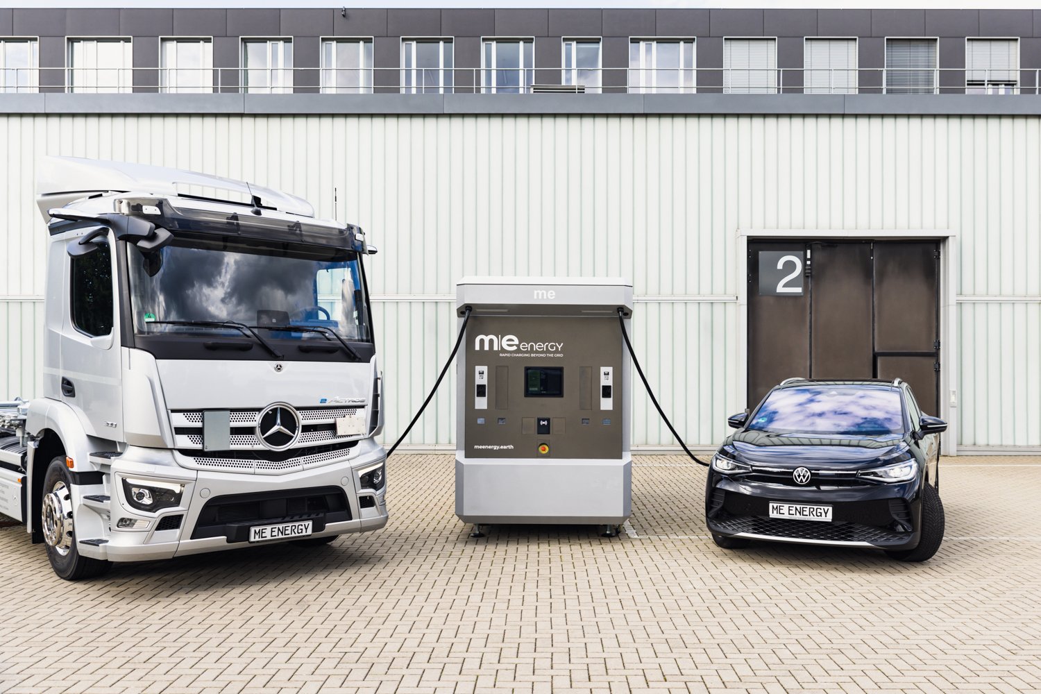 Mobile Schnellladestation mit e-Lkw und e-Auto