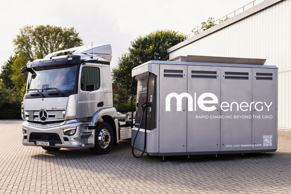 Mobile Schnellladestation laedt E-LKW
